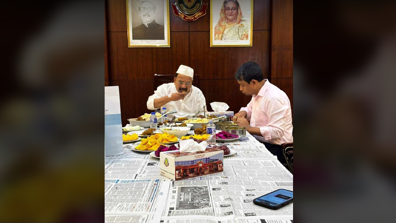 ছবিতে বিএনপির অবস্থান কর্মসূচি