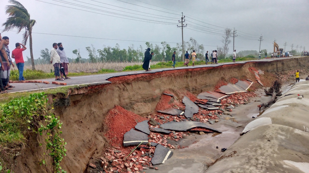 প্রবল ঢেউয়ে ভাঙছে মেরিন ড্রাইভ সড়ক