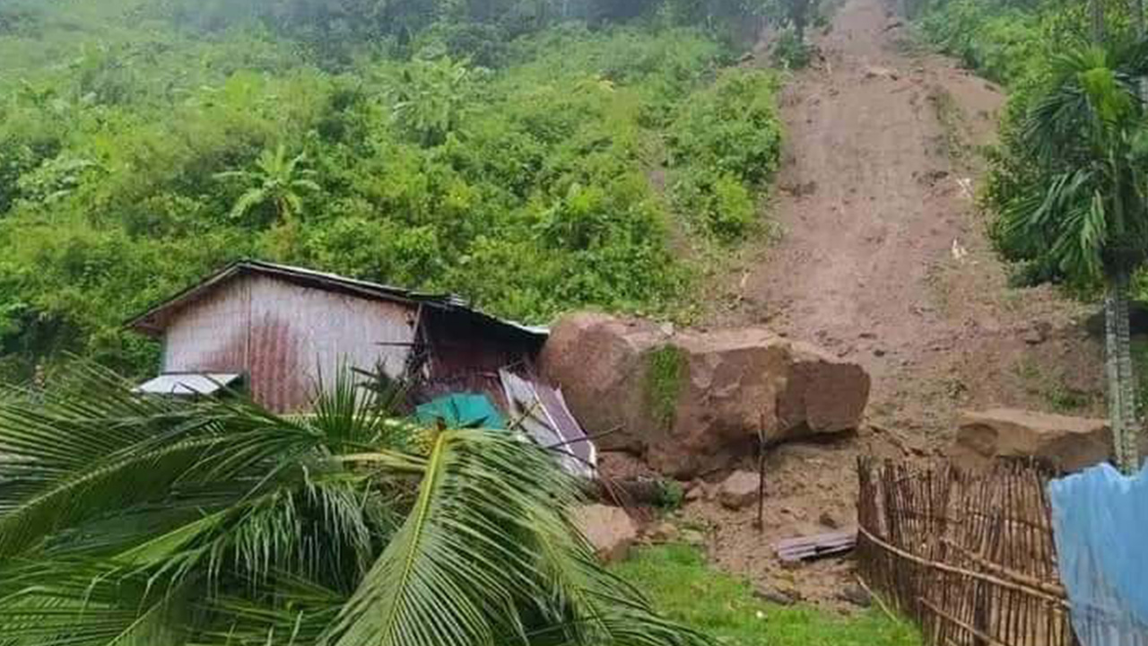 টানা বৃষ্টিতে রাঙামাটিতে পাহাড় ধস ও বন্যায় জনজীবন স্থবির