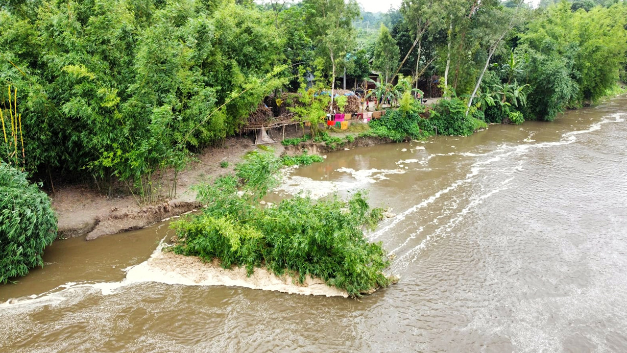 ভাবকী ইউনিয়নের চাকিনীয়া গ্রামের অধিকাংশ ঘরবাড়ি এখন চরম ঝুঁকিতে।