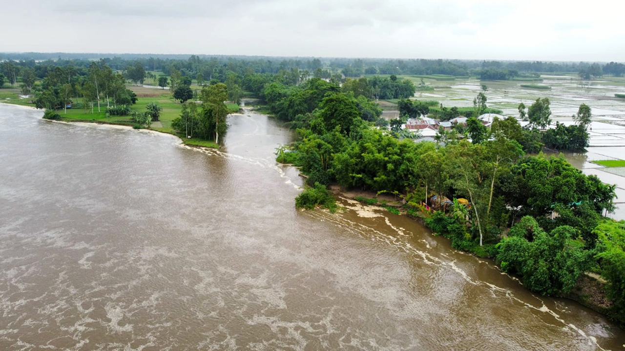 আত্রাই নদীর ভাঙ্গনের মাত্রা বৃদ্ধি পাওয়ায় নদীর পাশ দিয়ে চলাচলের একমাত্র সড়ক ভাঙনের মুখে।