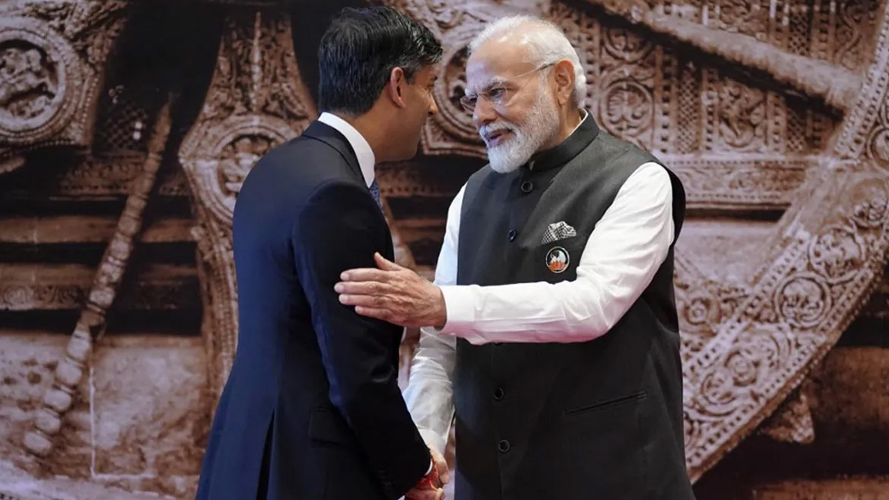 যুক্তরাজ্যের প্রধানমন্ত্রী ঋষি সুনাককে স্বাগত জানাচ্ছেন ভারতের প্রধানমন্ত্রী নরেন্দ্র মোদি। এ সময় তিনি তাকে ভারতের জামাই বলে রসিকতা করেন। 