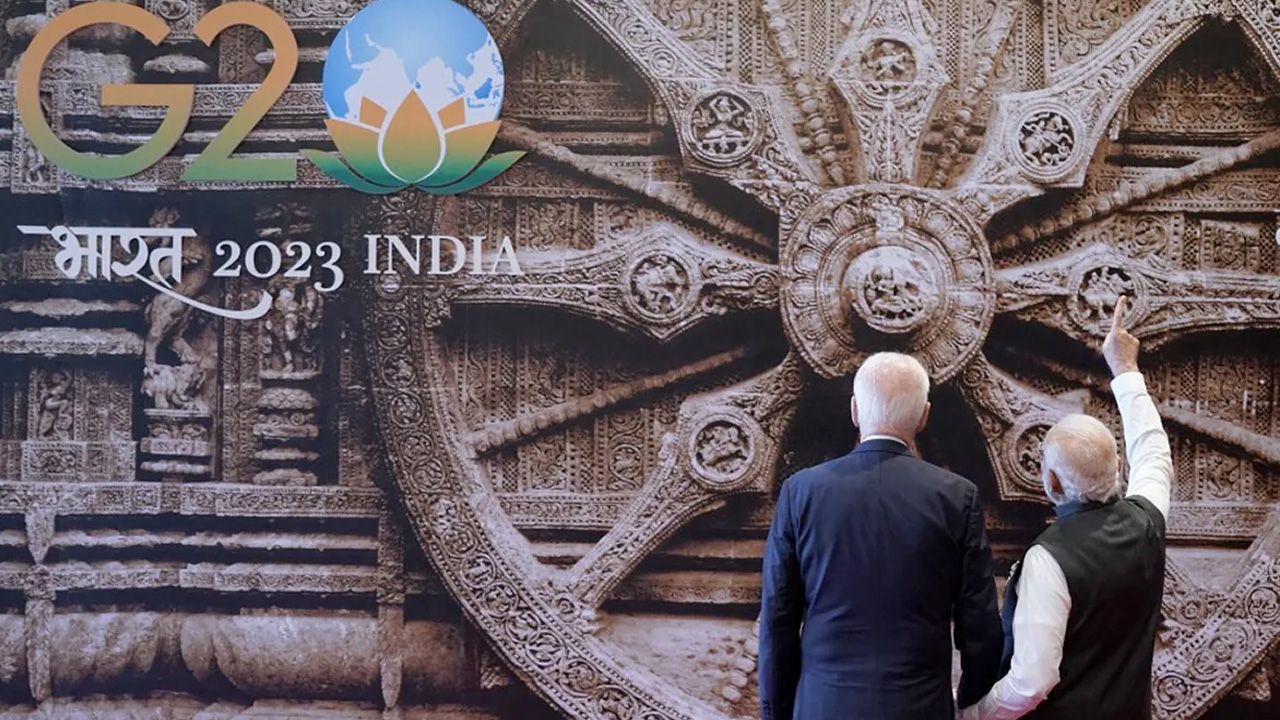 যুক্তরাষ্ট্রের প্রেসিডেন্ট জো বাইডেনকে স্বাগত জানানোর পর কোনার্ক চাকার বিশেষত্ব বর্ণনা করছেন ভারতের প্রধানমন্ত্রী নরেন্দ্র মোদি। 
