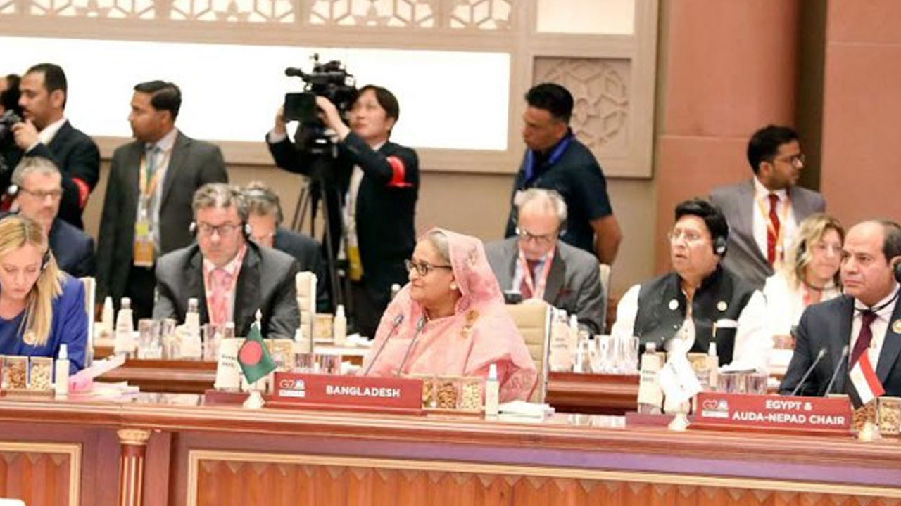 সম্মেলনস্থলে বাংলাদেশের প্রতিনিধি দলের নেতৃত্বে প্রধানমন্ত্রী শেখ হাসিনা। পেছনে পররাষ্টমন্ত্রী এ কে আব্দুল মোমেন। 