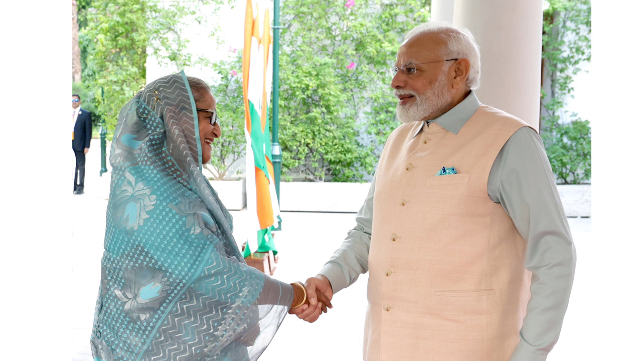 প্রধানমন্ত্রী শেখ হাসিনা সম্মেলনের উদ্দেশ্যে ভারত পৌঁছালে দেশটির প্রধানমন্ত্রী নরেন্দ্র মোদি তাকে স্বাগত জানান।