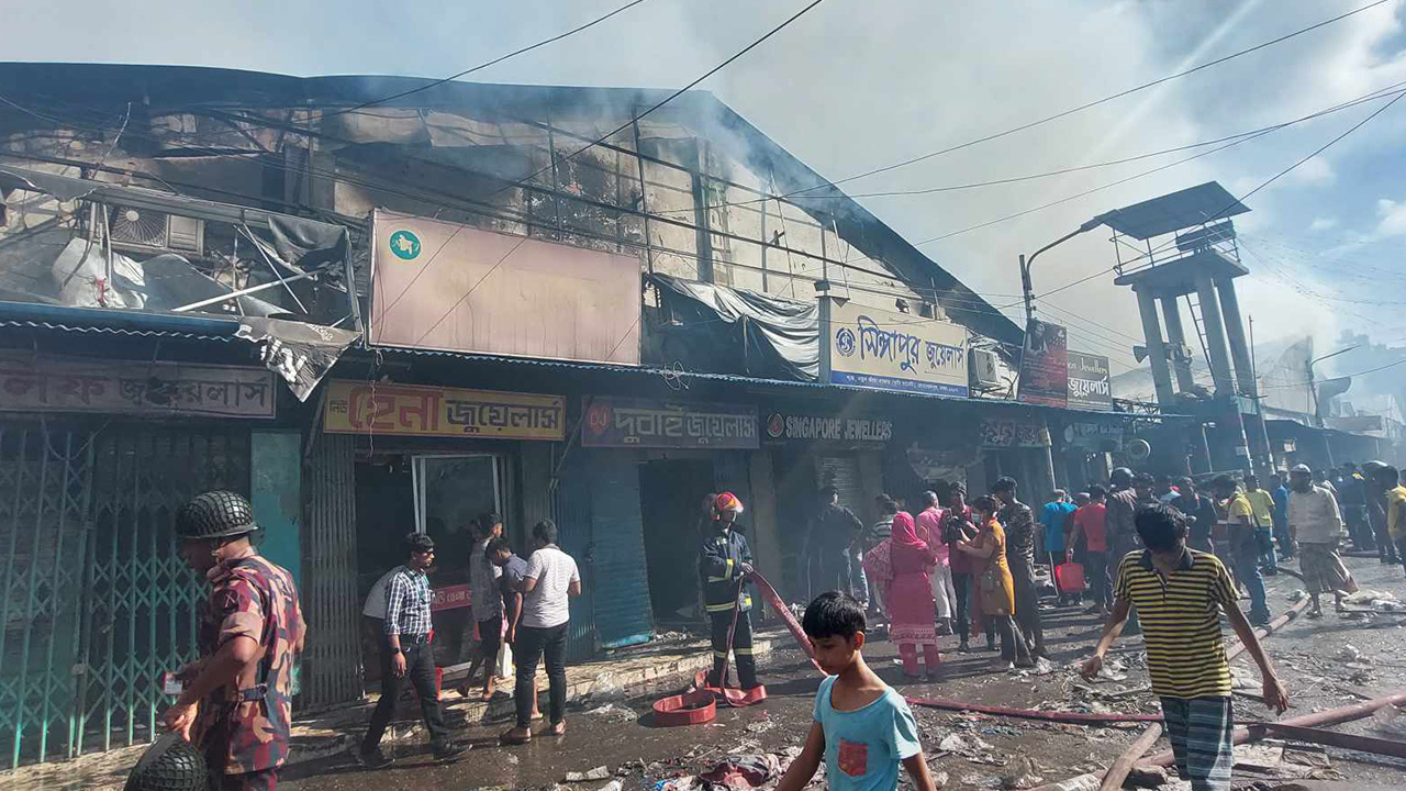 কৃষি মার্কেটের ১৮টি সোনার দোকান পুড়ে ছাই হয়ে গেছে। মার্কেটের নতুন কাঁচা বাজারের সামনে ৯টি ও ভেতরে ৯টি স্বর্ণের দোকান ছিল।