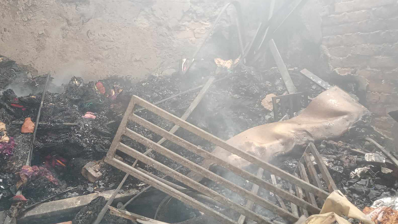 জুতা, পোশাকের দোকান সবজি ও মাছ-মাংসের দোকানও পুড়ে ছাই হয়ে গেছে।