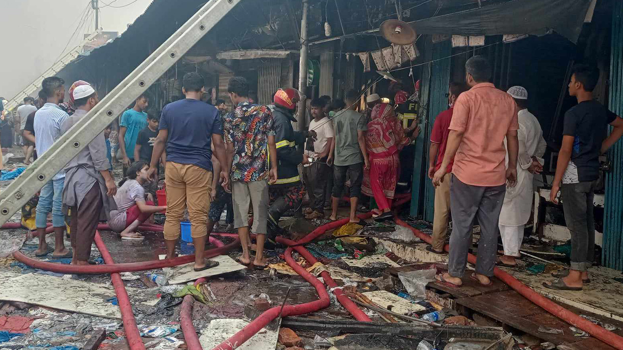 মধ্যরাত থেকে আগুন নিয়ন্ত্রণে কাজ করছে ফায়ার সার্ভিস।