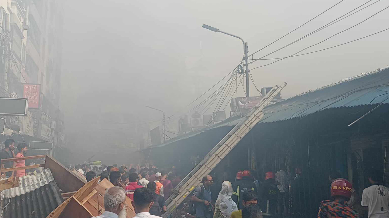কালো ধোঁয়ায় ছেয়ে গেছে কৃষি মার্কেট এলাকা।