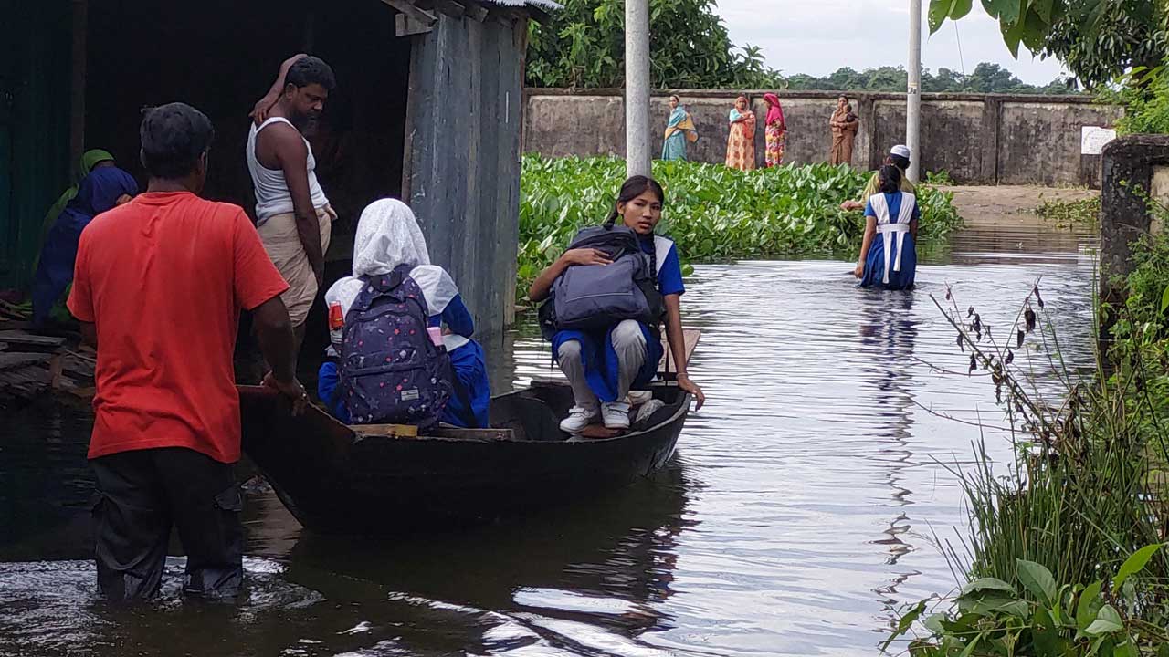 শ্রেণিকক্ষে পানি প্রবেশ করায় শিক্ষা কার্যক্রম বন্ধের নির্দেশনা দেওয়া হয়েছে।