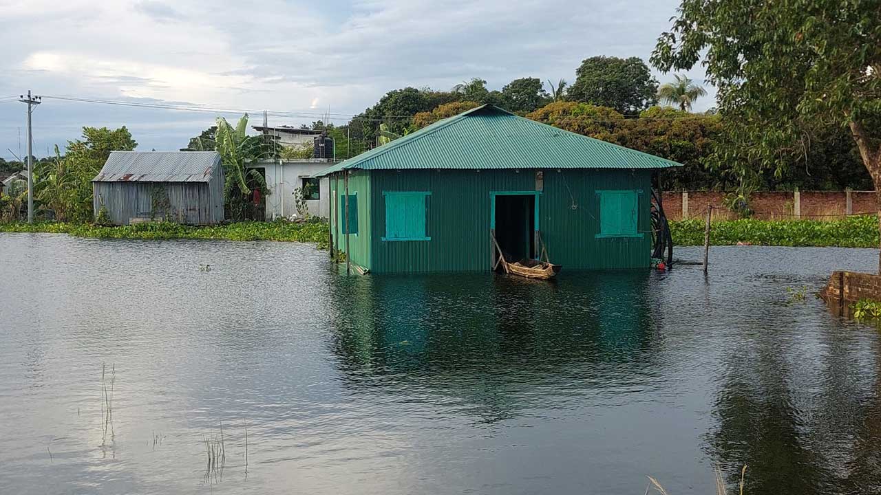 কাপ্তাই হ্রদের পানি বৃদ্ধিতে ১০ হাজার পরিবার পানিবন্দি।
