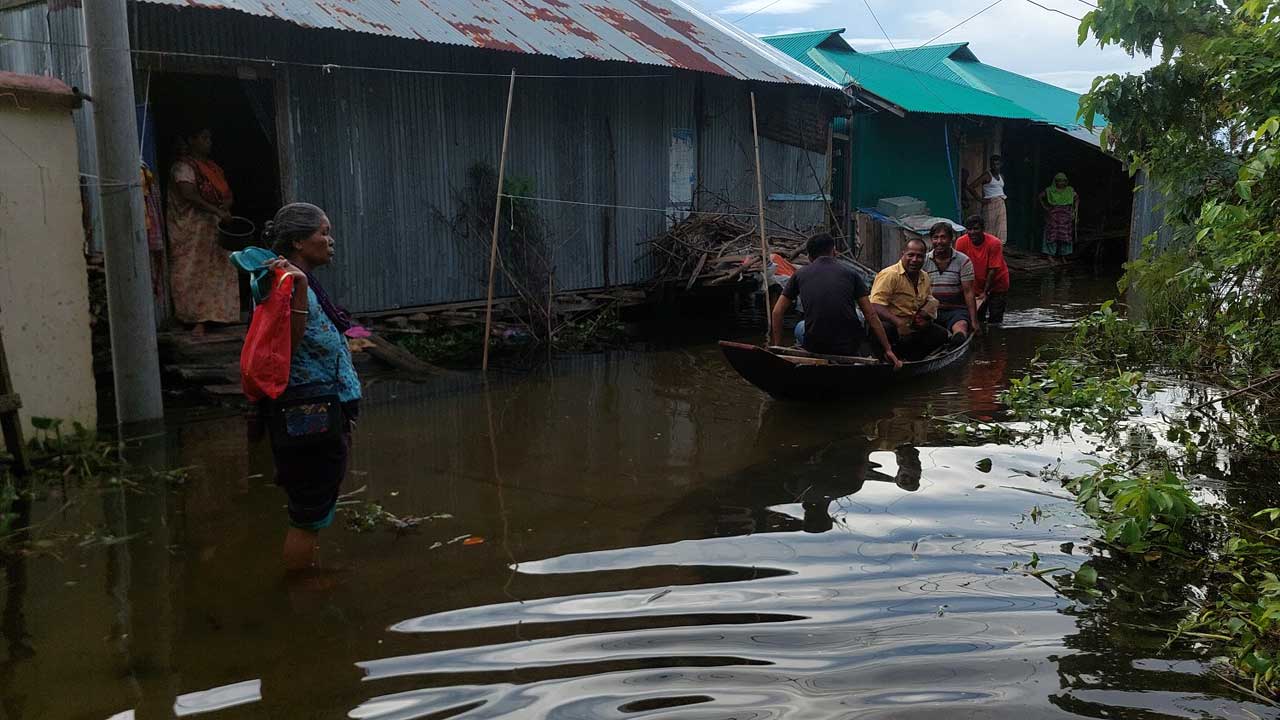 কাপ্তাই হ্রদের পানি বৃদ্ধিতে নৌকা দিয়ে যাতায়াত করছেন স্থানীয়রা।