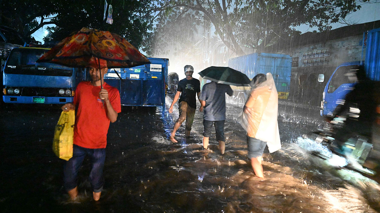 রাজধানীর তেজগাঁও এলাকায় তুমুল বৃষ্টি।