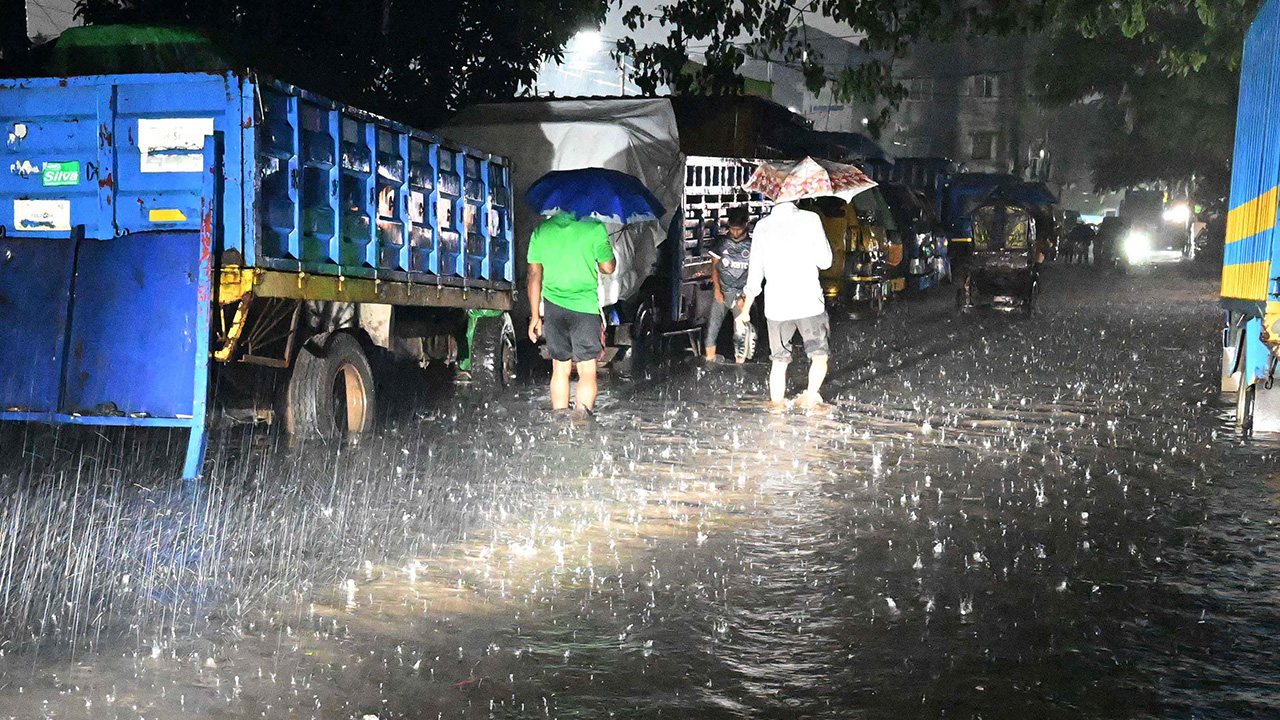 বৃষ্টিতে রাজধানীতে রাস্তায় হাঁটু থেকে কোমর পর্যন্ত পানি দেখা যায়।