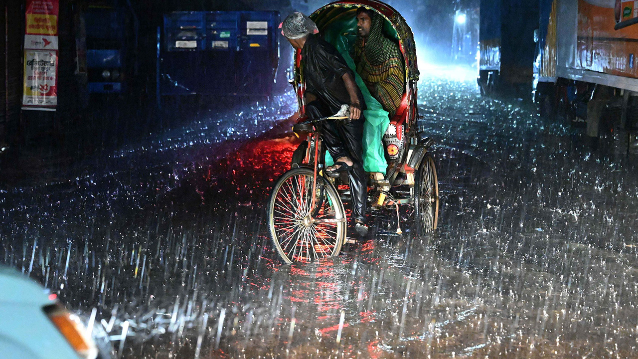 রাজধানীসহ দেশের বিভিন্ন স্থানে ভারি বর্ষণের পূর্বাভাস।