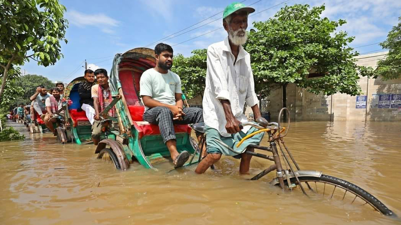 পানি নামেনি আজও। জলাবদ্ধতার মধ্যেই ভোগান্তি নিয়ে যাতায়াত করতে হচ্ছে মানুষকে। ছবি : কালবেলা