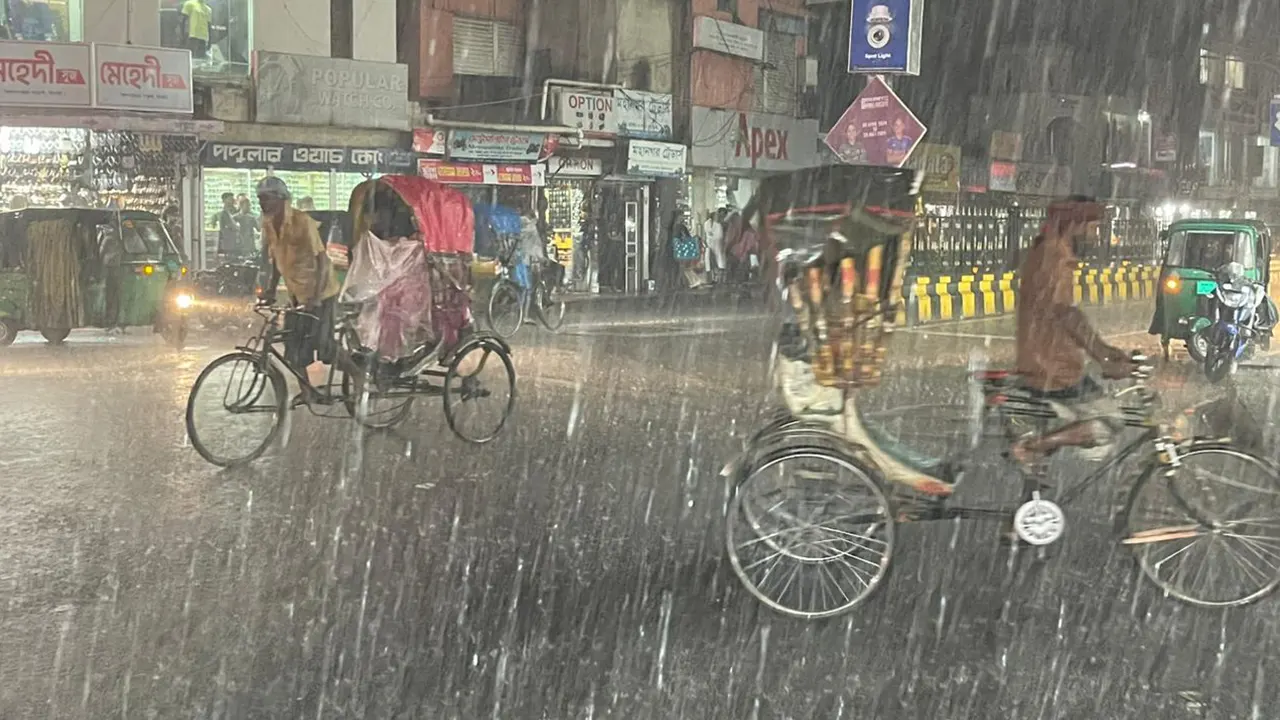 রাতে সিলেট নগরীতে স্বস্তির বৃষ্টি। ছবি : কালবেলা