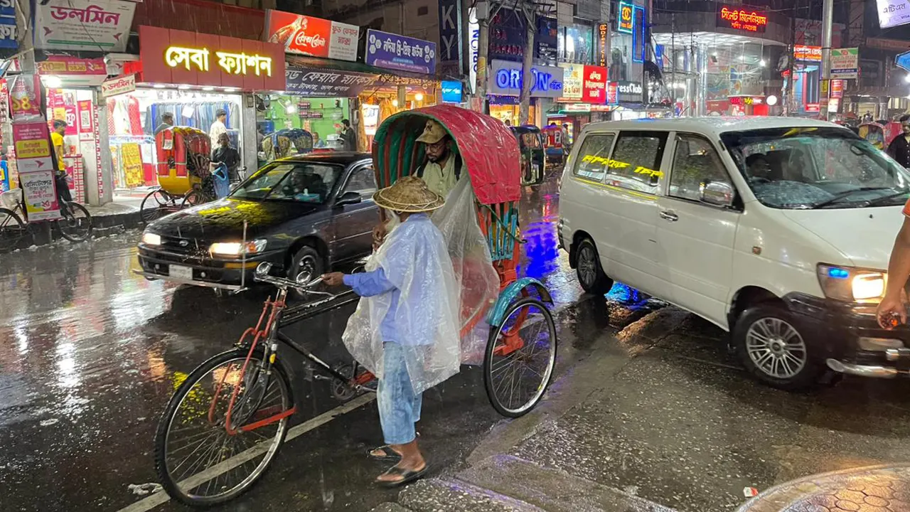 রাতে সিলেট নগরীতে স্বস্তির বৃষ্টি। ছবি : কালবেলা