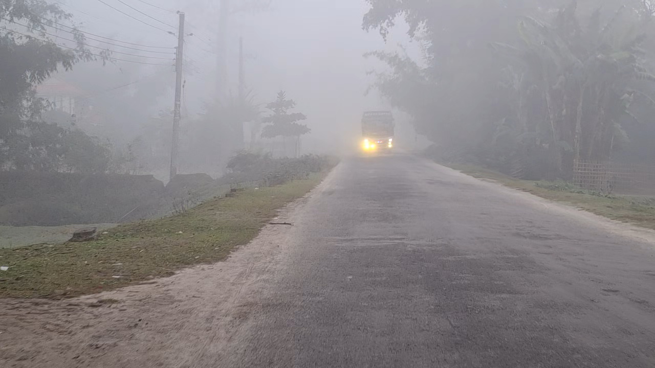 তীব্র কুয়াশায় হেডলাইট জ্বালিয়ে চলাচল করতে দেখা গেছে যানবাহনগুলোকে। ছবি : কালবেলা 