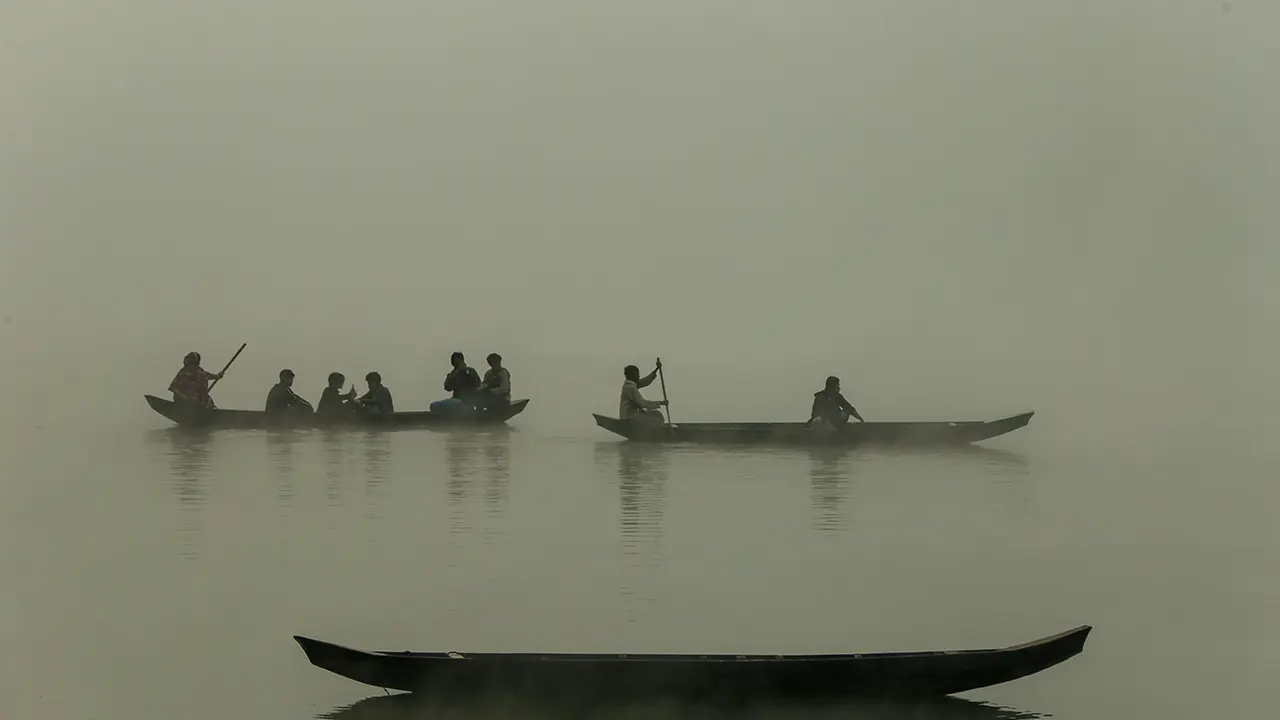 পার্বত্য জেলা রাঙামাটির কাপ্তাইয়ে এরইমধ্যে ভোরের আলো ফুটলেও সকাল অবধি পাহাড়-নদীর মিতালিকে ঢেকে রাখছে ঘন কুয়াশা। ছবি : মোহাম্মদ সুমন।