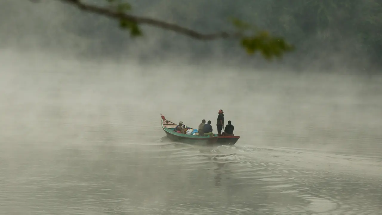ভোরে কর্ণফুলী নদীর ওপর ভেসে থাকছে সাদা কুয়াশা। ছবি : মোহাম্মদ সুমন।