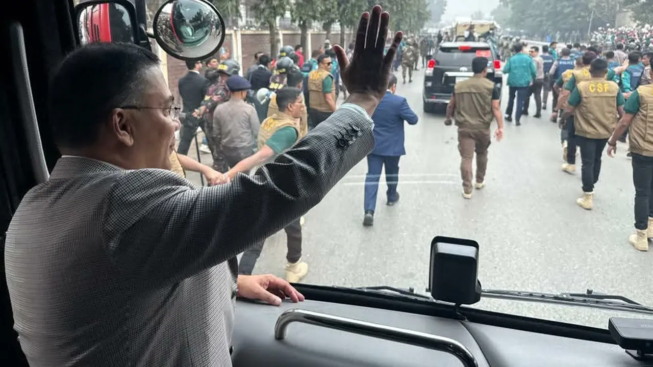 জনগণকে হাত নেড়ে শুভেচ্ছা জানান তারেক রহমান। ছবি : সংগৃহীত