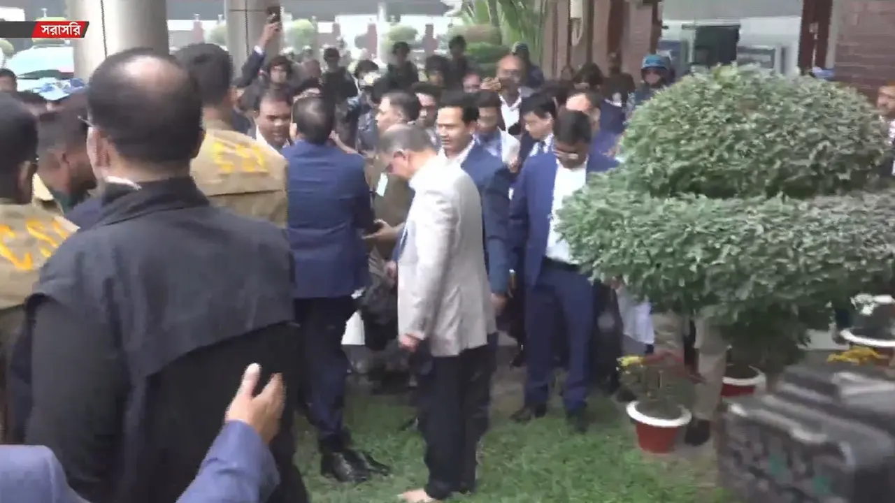 জুতা খুলে দেশের মাটি স্পর্শ করলেন তারেক রহমান। ছবি : সংগৃহীত