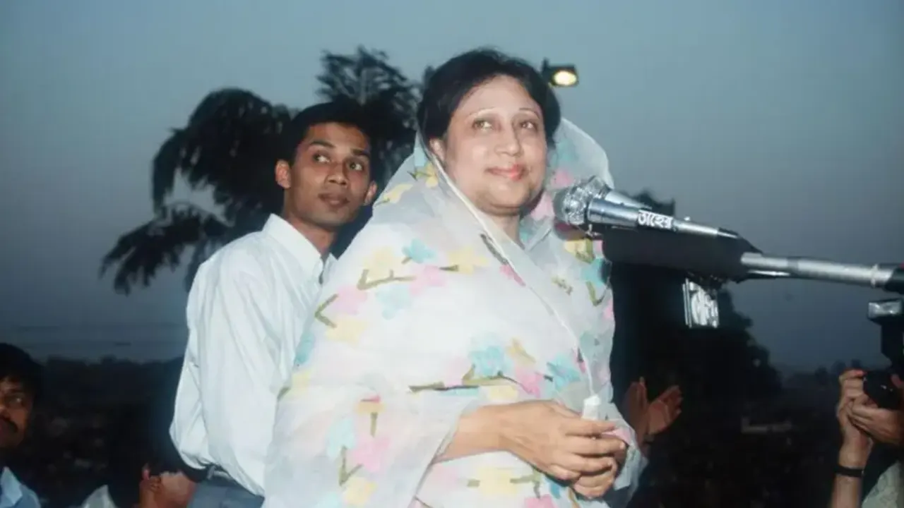 ১৯৯১ সালে ঢাকায় বিএনপির এক নির্বাচনী সমাবেশে ভাষণ দিচ্ছেন দলটির নেতা খালেদা জিয়া। পাশে দাঁড়িয়ে তার বড় ছেলে তারেক রহমান। ছবি : সংগৃহীত