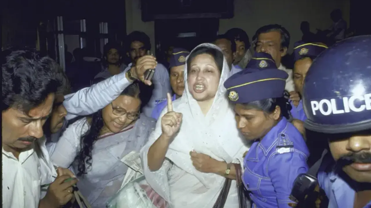 ১৯৮৭ সালের পয়লা নভেম্বর এরশাদ সরকার বিরোধী আন্দোলনের সময় খালেদা জিয়াকে আটক করে পুলিশ। ছবি : সংগৃহীত