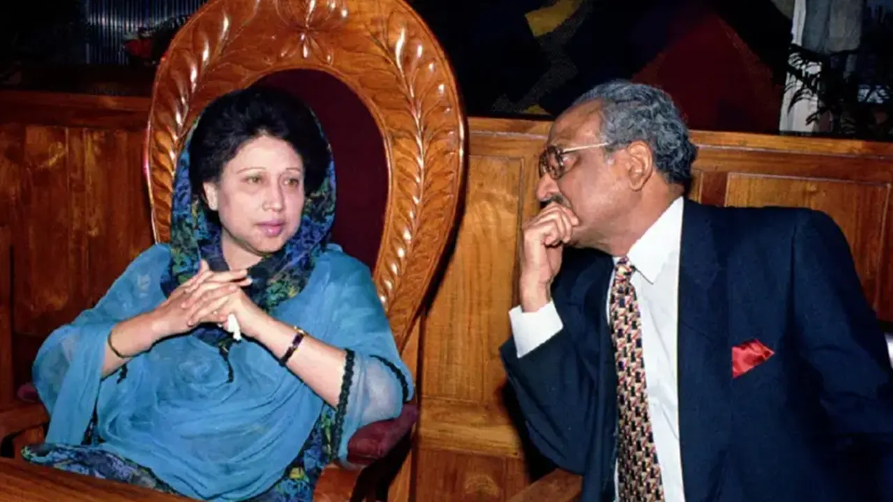 ১৯৯৫ সালে তৎকালীন অর্থমন্ত্রী সাইফুর রহমানের সঙ্গে প্রধানমন্ত্রী খালেদা জিয়া। ছবি : সংগৃহীত
