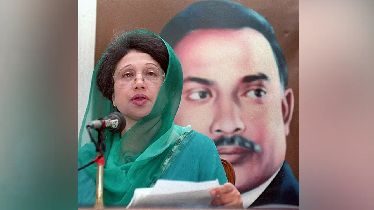 ১৯৯৮ সালের ৭ জুন পার্বত্য অঞ্চলের বিদ্রোহীদের সঙ্গে তৎকালীন সরকারের শান্তি চুক্তির বিরুদ্ধে এক সংবাদ সম্মেলনে বক্তব্য রাখেন বিরোধী দল বিএনপির প্রধান খালেদা জিয়া। ছবি : সংগৃহীত