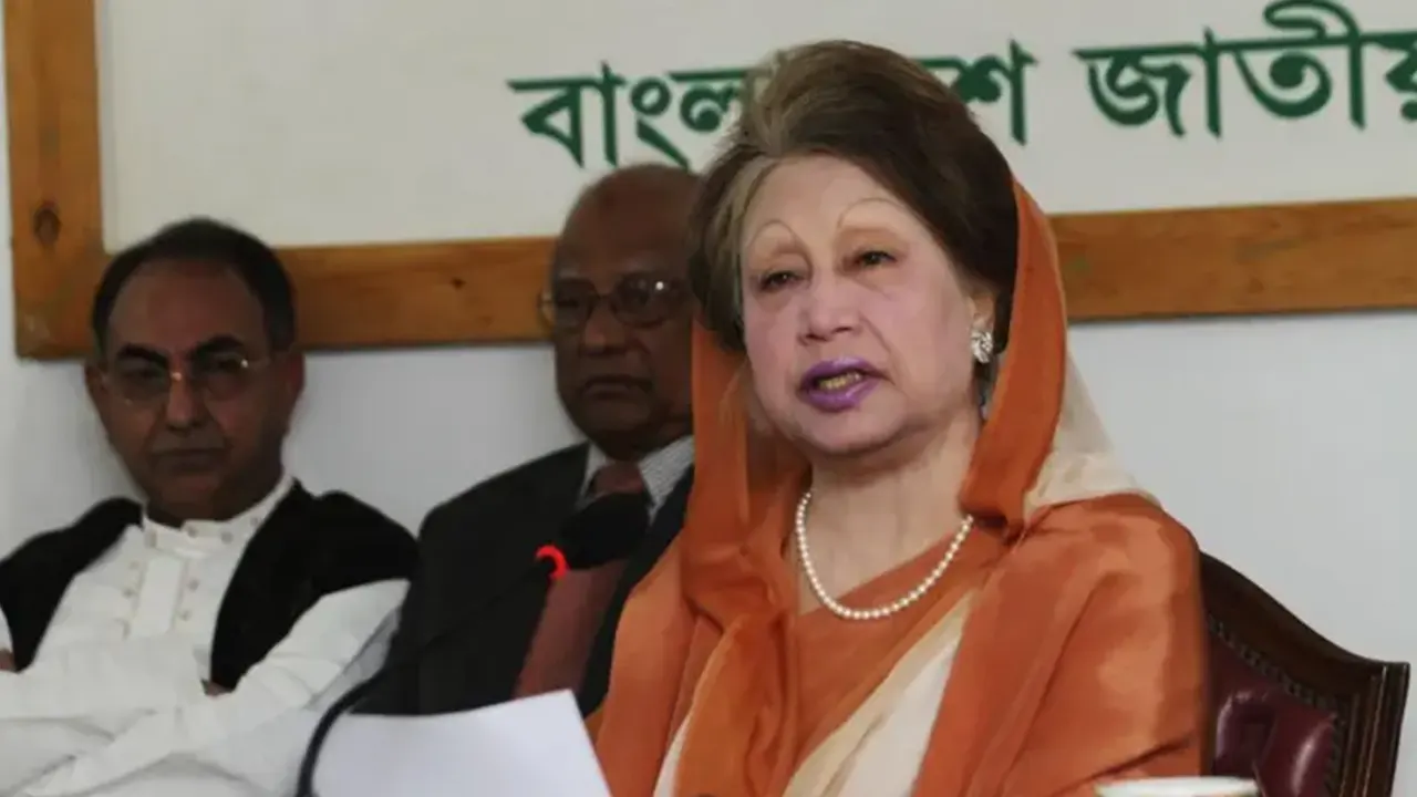 ২০১৮ সালের ৭ ফেব্রুয়ারি দুর্নীতি মামলায় রায় ঘোষণার আগের দিন সংবাদ সম্মেলনে নিজেকে নির্দোষ বলে দাবি করেন খালেদা জিয়া। ছবি : সংগৃহীত