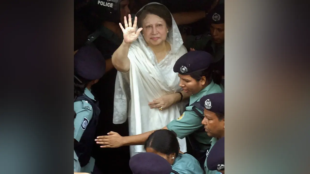 ২০০৭ সালে আদালতে নেওয়ার পথে হাত নাড়ছেন খালেদা জিয়া। ছবি : সংগৃহীত