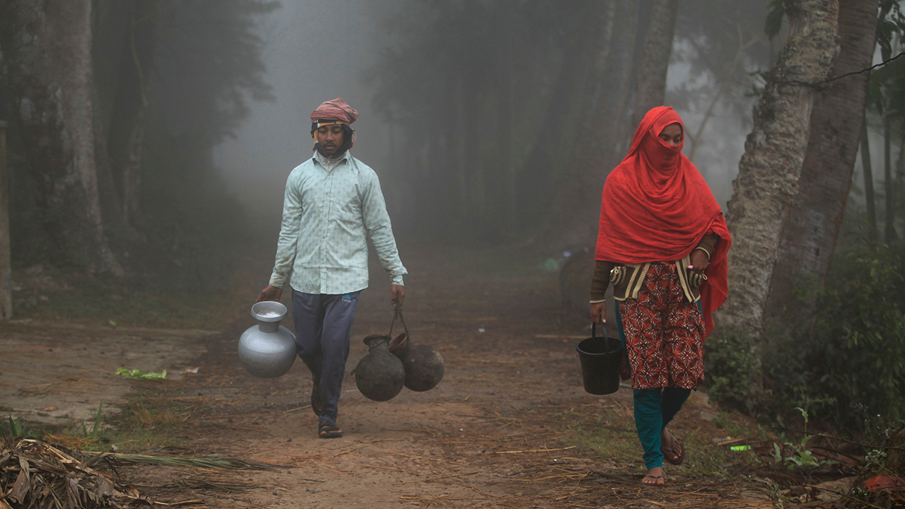 ভোরেই সংগ্রহ করা হয় এই রস। ছবি : কালবেলা