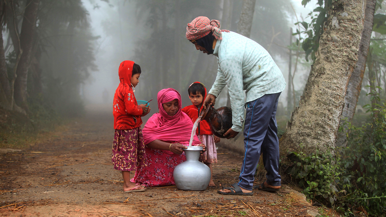 সাত সকালে রস সংগ্রহ করে নিয়ে আসেন গাছি।