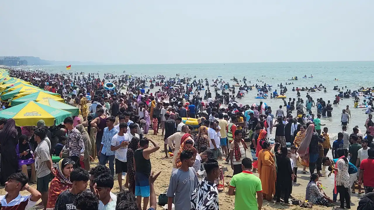 ঈদের আনন্দে নীল জলরাশি আর হাজারো মানুষের কোলাহল