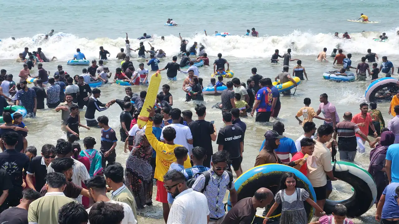 ঢেউ, মানুষ আর উৎসবের মিলনমেলা