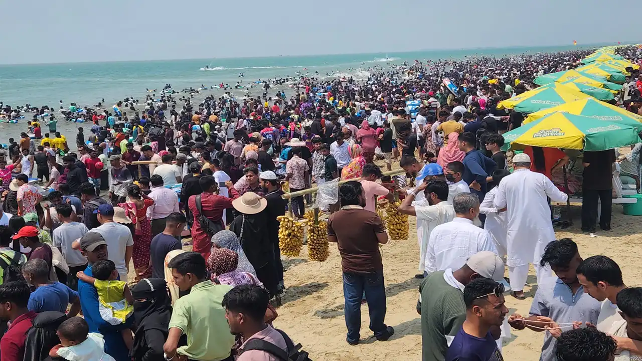 পর্যটকের উপচে পড়া ভিড়ে জনসমুদ্রে পরিণত বালুকাময় সৈকত