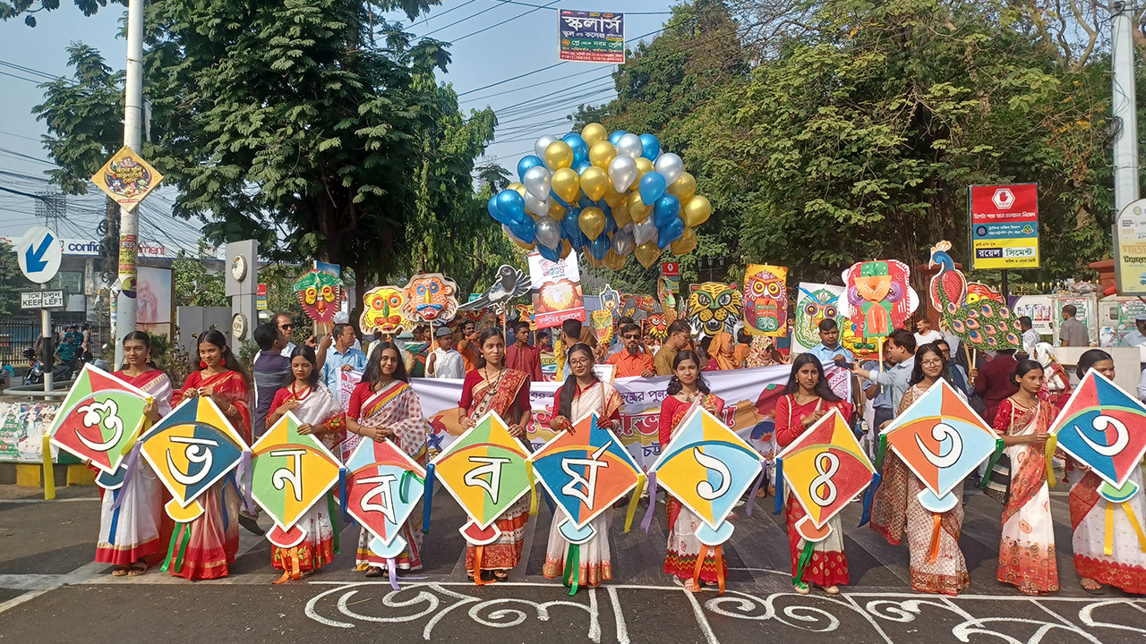 বর্ণাঢ্য শোভাযাত্রা, মুখোশ আর উৎসবমুখর পরিবেশে চট্টগ্রামে উদযাপিত হচ্ছে বাংলা নববর্ষ ১৪৩৩। 