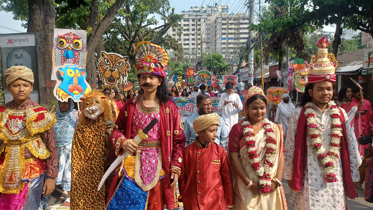 জেলা প্রশাসনের আয়োজনে নগরজুড়ে ছড়িয়ে পড়ে বৈশাখের রঙিন আমেজ।