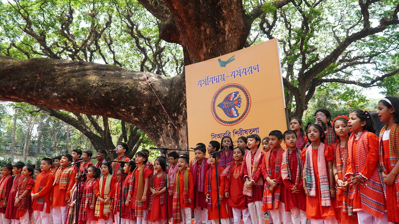 সঙ্গীতানুষ্ঠানে যোগ দেন শিশু কিশোররা।