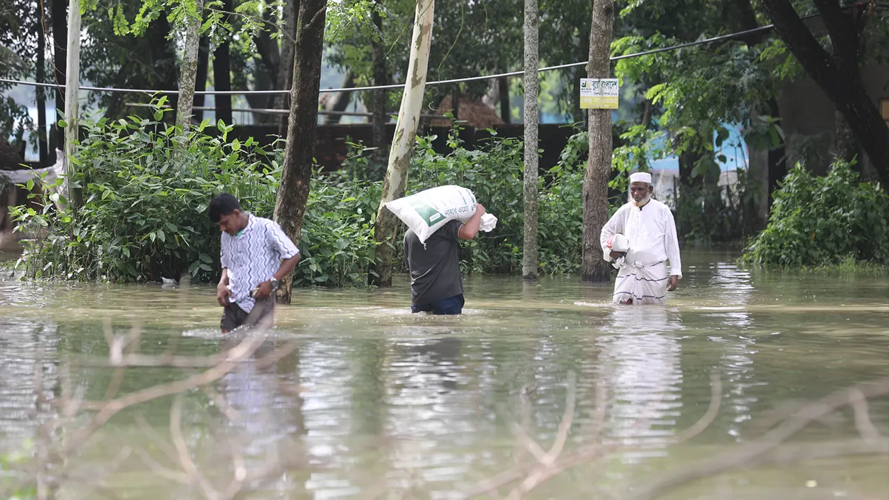 চট্টগ্রামের বাঁশখালীতে বন্যাদুর্গত এলাকার কোথাও কোথাও পানি নামতে শুরু করেছে। তবে, দুর্ভোগ এখনো কমেনি। সোমবার (১৩ জুলাই) বাঁশখালীর বাহারছড়া ইউনিয়নের চিত্র। ছবি : মোহাম্মদ সুমন