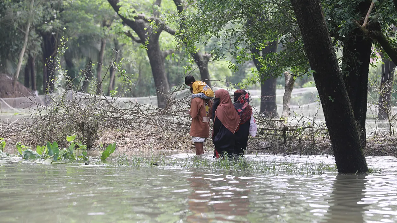 চট্টগ্রামের বাঁশখালীতে বন্যাদুর্গত এলাকার কোথাও কোথাও পানি নামতে শুরু করেছে। তবে, দুর্ভোগ এখনো কমেনি। সোমবার (১৩ জুলাই) বাঁশখালীর বাহারছড়া ইউনিয়নের চিত্র। ছবি : মোহাম্মদ সুমন