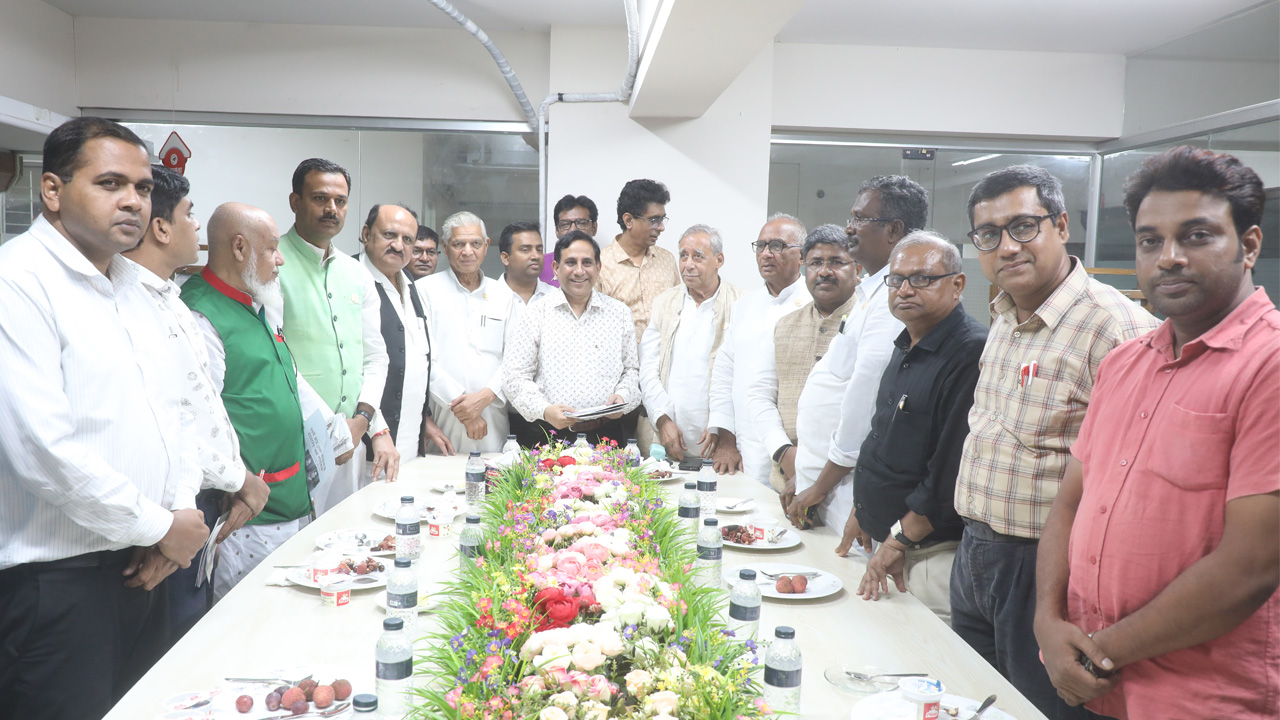 মঙ্গলবার মহাত্মা গান্ধী প্রতিষ্ঠিত হরিজন সেবক সংঘের সভাপতি ড. শঙ্কর কুমার সান্যালের নেতৃত্বে ৮ সদস্যের ভারতীয় গান্ধীবাদী প্রতিনিধি দল দৈনিক কালবেলা কার্যালয় পরিদর্শন করেছেন।