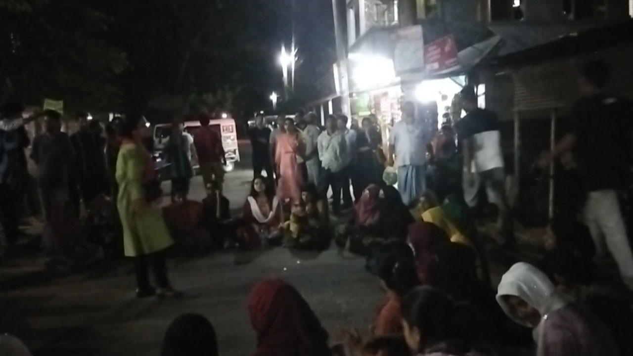 কুমিল্লা বিশ্ববিদ্যালয়ের শেখ হাসিনা হলের গেটে তালা দিয়ে আন্দোলন করছে শিক্ষার্থীরা। ছবি : কালবেলা