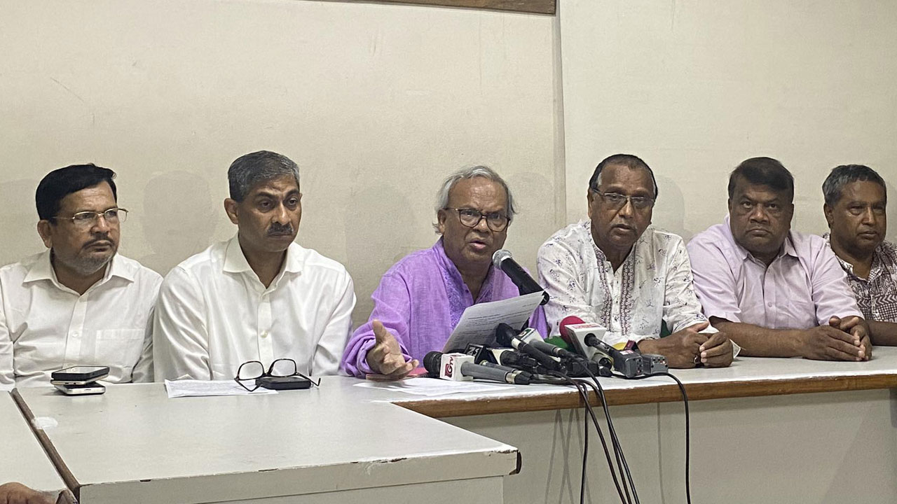 বিএনপির কেন্দ্রীয় কার্যালয়ে কথা বলছেন রুহুল কবির রিজভী। ছবি: কালবেলা