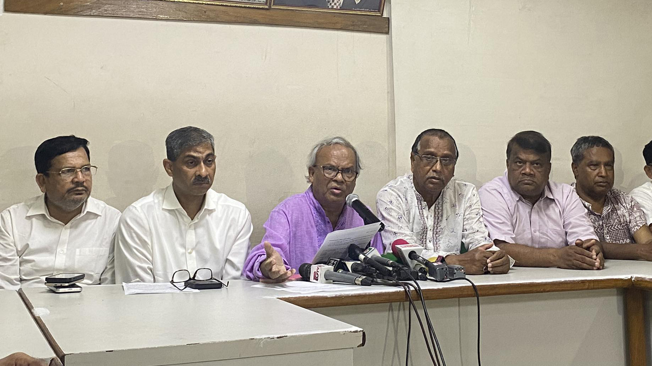 মঙ্গলবার দুপুরে নয়াপল্টনে বিএনপির কেন্দ্রীয় কার্যালয়ে আয়োজিত সংবাদ সম্মেলনে রুহুল কবির রিজভীসহ বিএনপির নেতারা। ছবি : কালবেলা