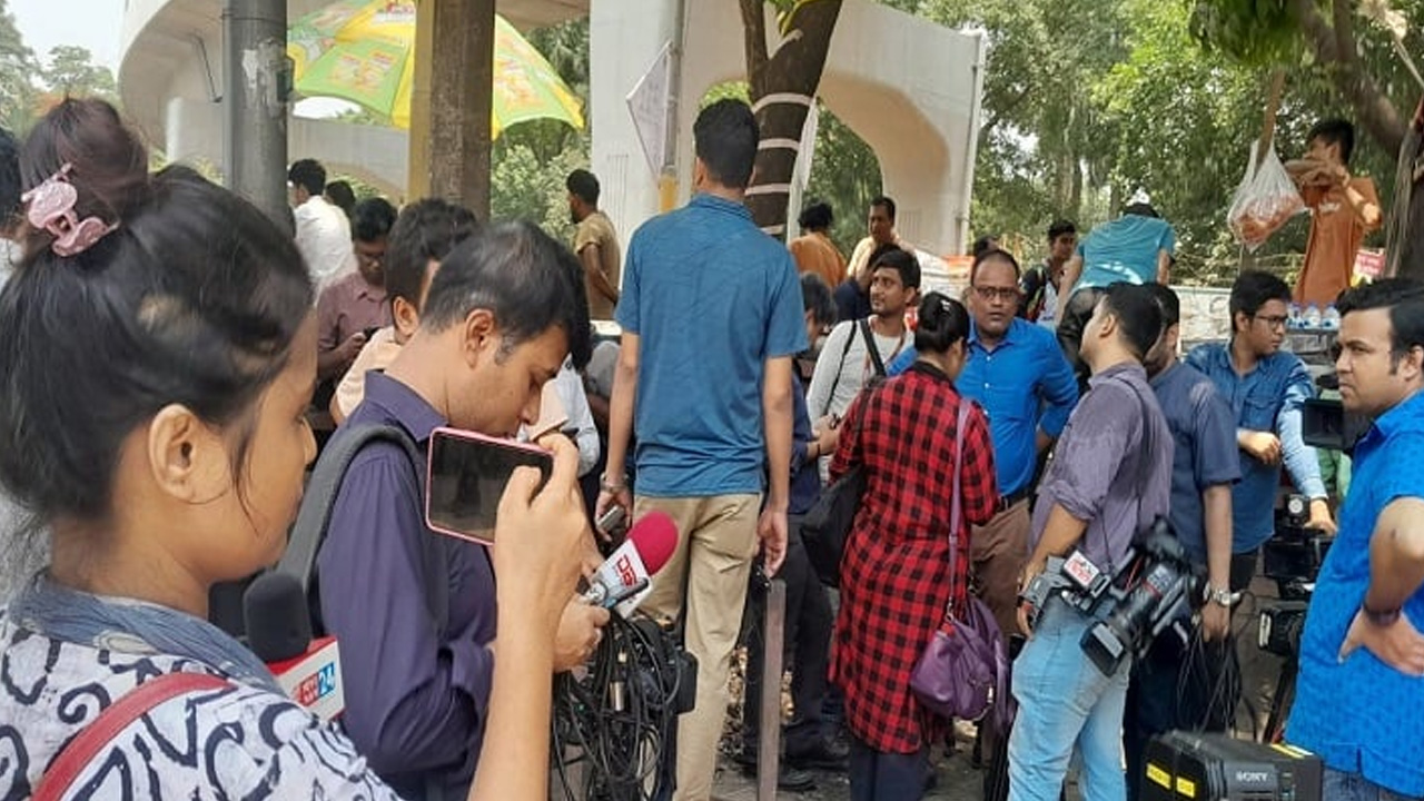 ছাত্রলীগের কর্মসূচি বয়কট কালে সাংবাদিকরা। ছবি: সংগৃহীত