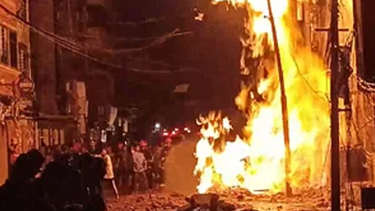 বুধবার ভোরে ওয়ারীতে গ্যাসলাইনে লাগা আগুন নেভায় ফায়ার সার্ভিসের কর্মীরা। ছবি : সংগৃহীত