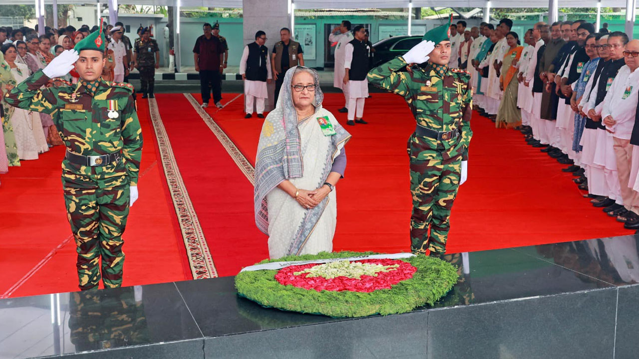 ৬ দফা দিবস উপলক্ষ্যে বঙ্গবন্ধু শেখ মুজিবুর রহমানের প্রতিকৃতিতে শ্রদ্ধা নিবেদন করেছেন প্রধানমন্ত্রী শেখ হাসিনা। ছবি : সংগৃহীত